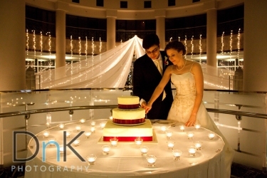 cutting the wedding cake at carlson rotunda